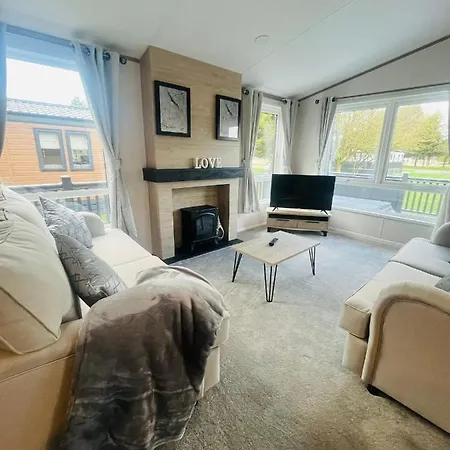 ロッジ Belle Vue With Hot Tub