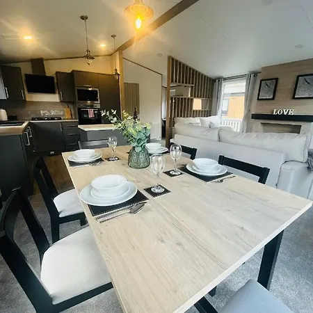 ロッジ Belle Vue With Hot Tub *