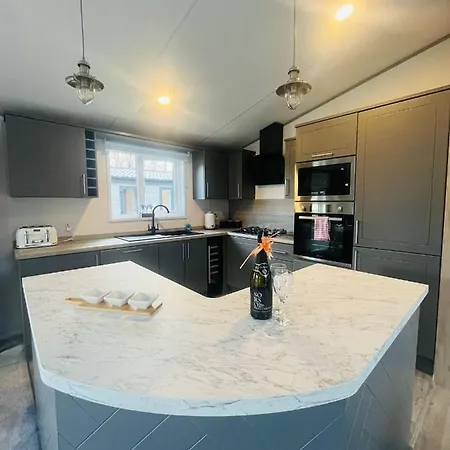 ロッジ Belle Vue With Hot Tub *