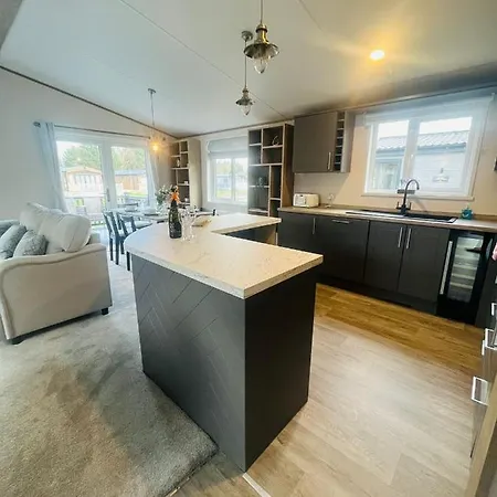 Belle Vue With Hot Tub *